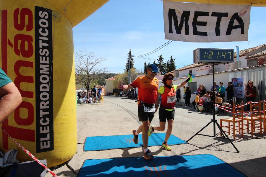 El corredor se lleva la prueba con una marca de 39:52 minutos, por los 47:36 de la atleta