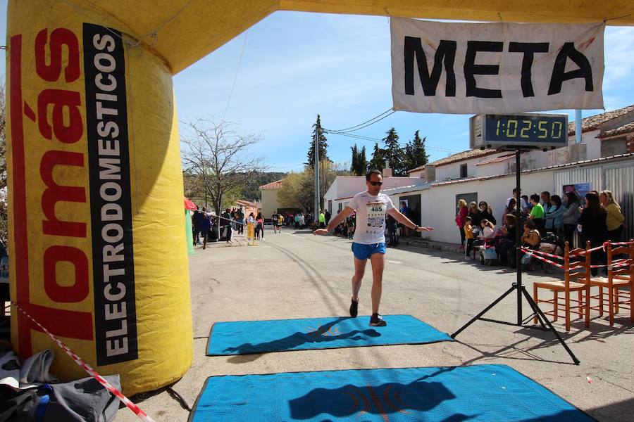 El corredor se lleva la prueba con una marca de 39:52 minutos, por los 47:36 de la atleta