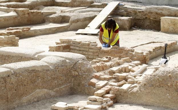 Una arqueóloga trabaja en el yacimiento andalusí de San Esteban.