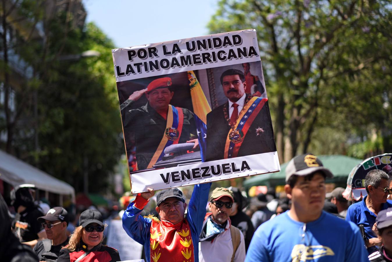 Estidiantes de la Universidad de San Carlos de Guatemala danzan disfrazados durante la histórica Huelga de Dolores, en la que los universitarios, con morbo, se mofan de los políticos que buscan la «Guayaba» (Presidencia).