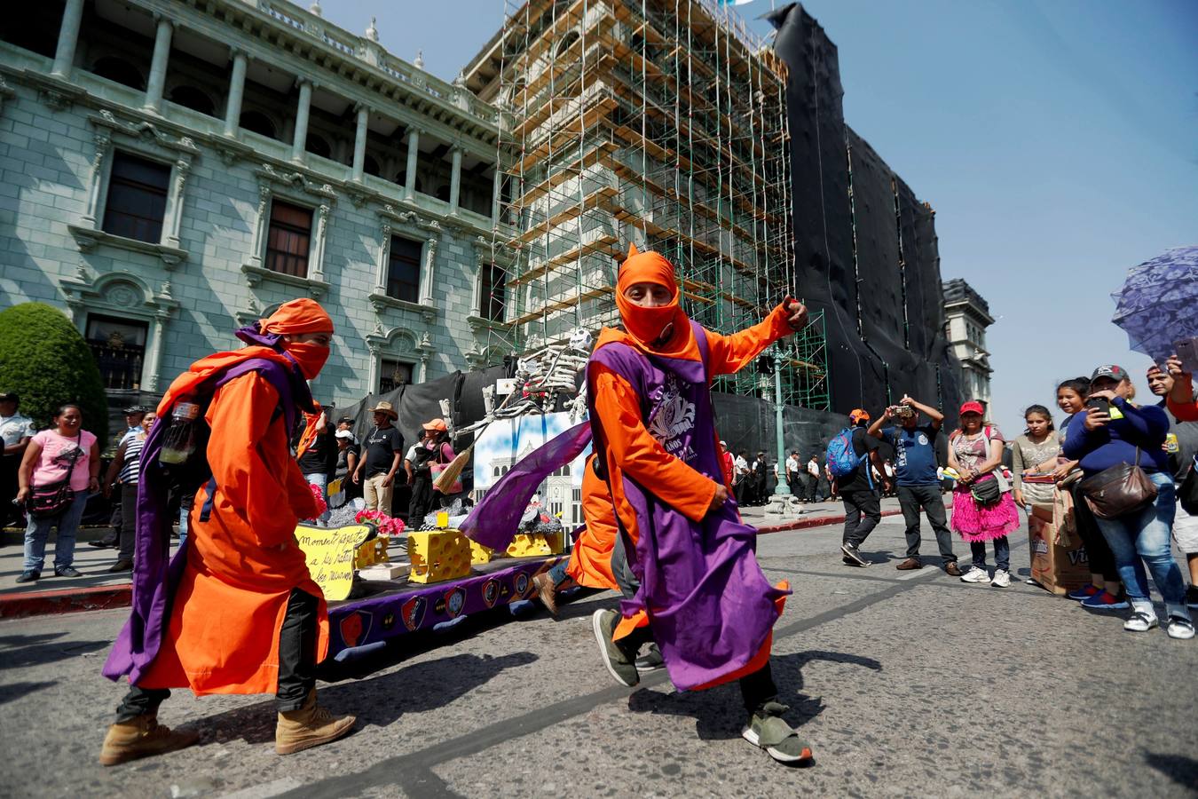 Estidiantes de la Universidad de San Carlos de Guatemala danzan disfrazados durante la histórica Huelga de Dolores, en la que los universitarios, con morbo, se mofan de los políticos que buscan la «Guayaba» (Presidencia).