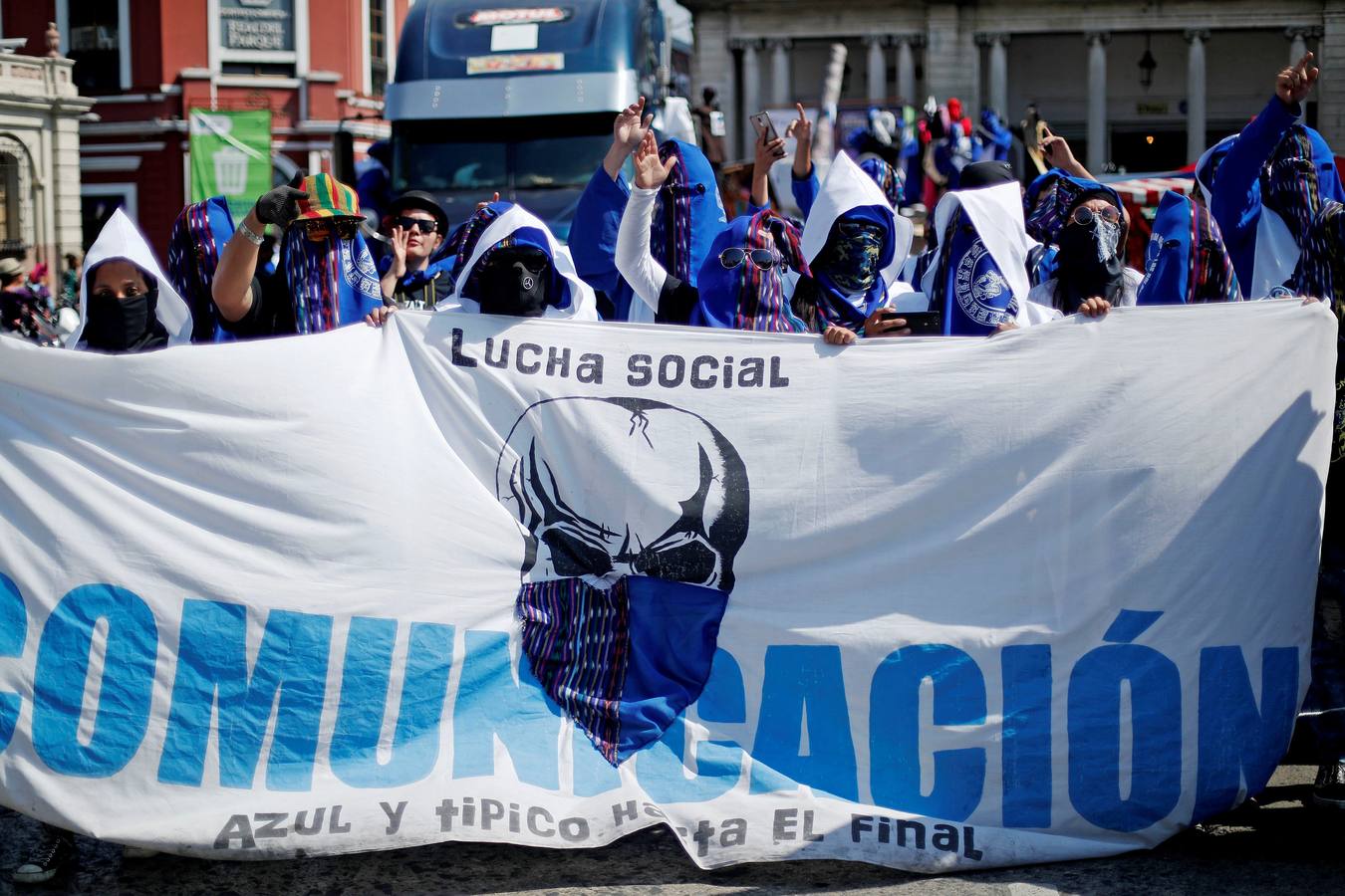 Estidiantes de la Universidad de San Carlos de Guatemala danzan disfrazados durante la histórica Huelga de Dolores, en la que los universitarios, con morbo, se mofan de los políticos que buscan la «Guayaba» (Presidencia).