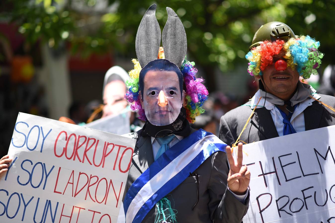 Estidiantes de la Universidad de San Carlos de Guatemala danzan disfrazados durante la histórica Huelga de Dolores, en la que los universitarios, con morbo, se mofan de los políticos que buscan la «Guayaba» (Presidencia).