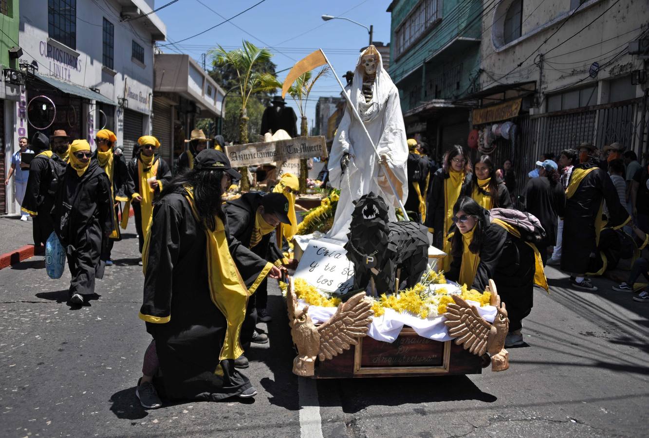 Estidiantes de la Universidad de San Carlos de Guatemala danzan disfrazados durante la histórica Huelga de Dolores, en la que los universitarios, con morbo, se mofan de los políticos que buscan la «Guayaba» (Presidencia).
