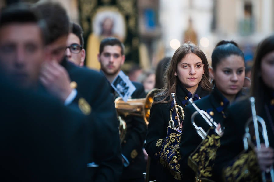 El cortejo que inicia su estación de penitencia en el corazón de la ciudad estrenó gallo en el paso de San Pedro Arrepentido