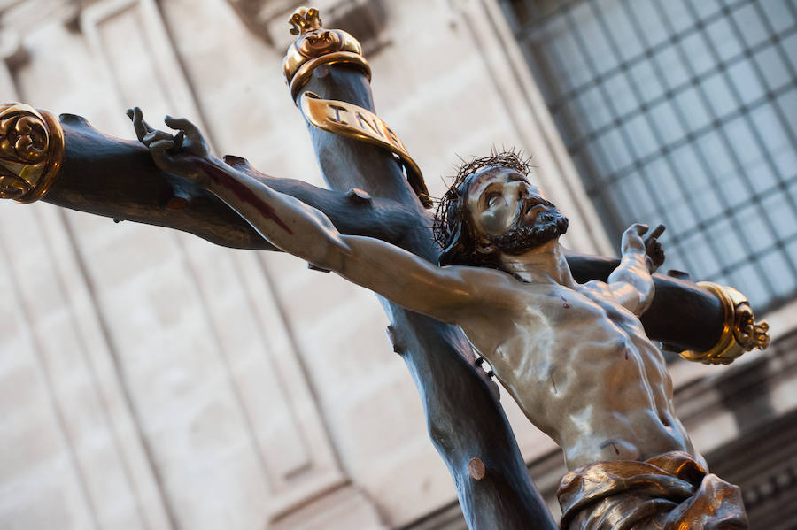 El cortejo que inicia su estación de penitencia en el corazón de la ciudad estrenó gallo en el paso de San Pedro Arrepentido