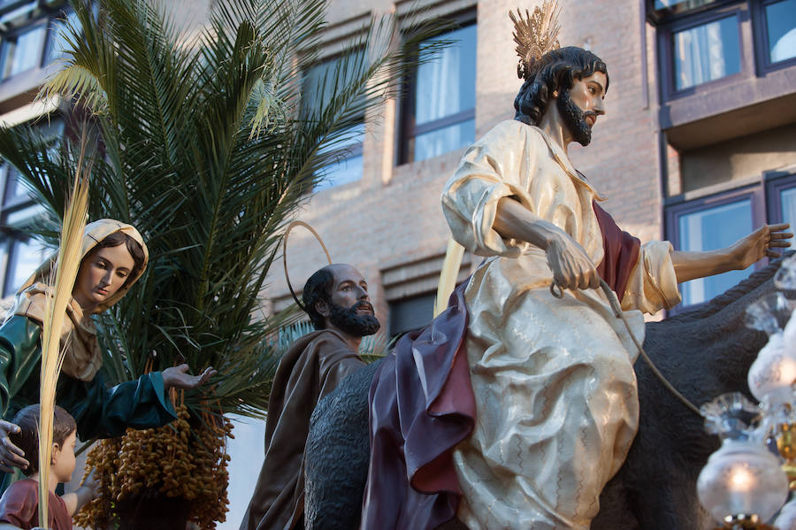 El cortejo que inicia su estación de penitencia en el corazón de la ciudad estrenó gallo en el paso de San Pedro Arrepentido