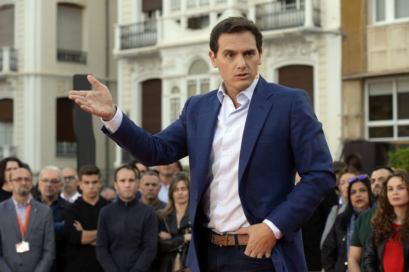 El candidato de Ciudadanos a la presidencia del Gobierno protagoniza un acto en la plaza de Europa, acompañado de Miguel Garaulet, Isabel Franco y Edmundo Bal