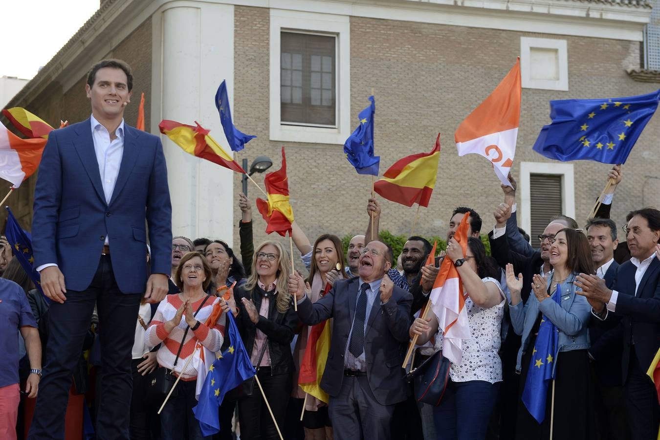 El candidato de Ciudadanos a la presidencia del Gobierno protagoniza un acto en la plaza de Europa, acompañado de Miguel Garaulet, Isabel Franco y Edmundo Bal