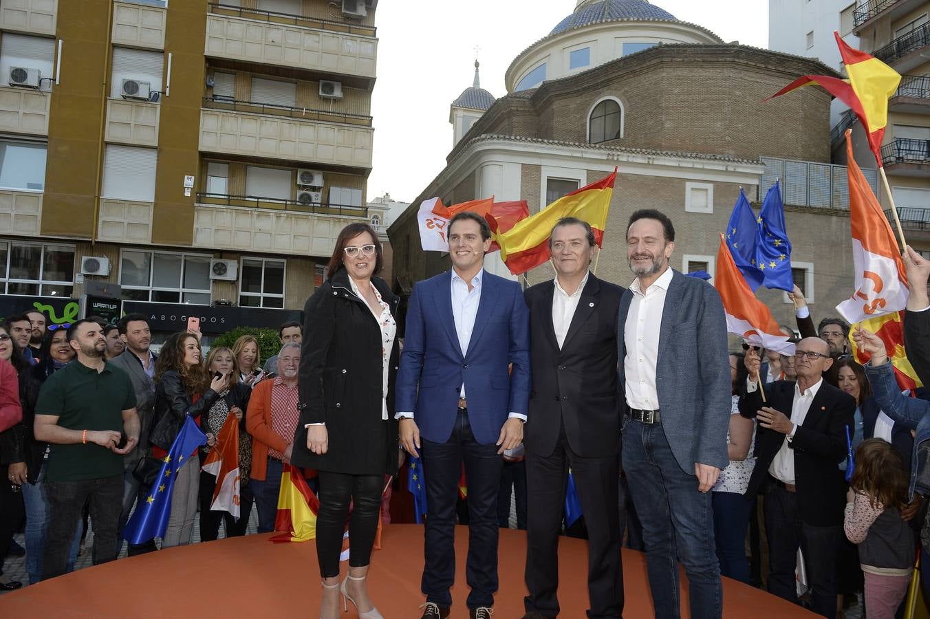 El candidato de Ciudadanos a la presidencia del Gobierno protagoniza un acto en la plaza de Europa, acompañado de Miguel Garaulet, Isabel Franco y Edmundo Bal