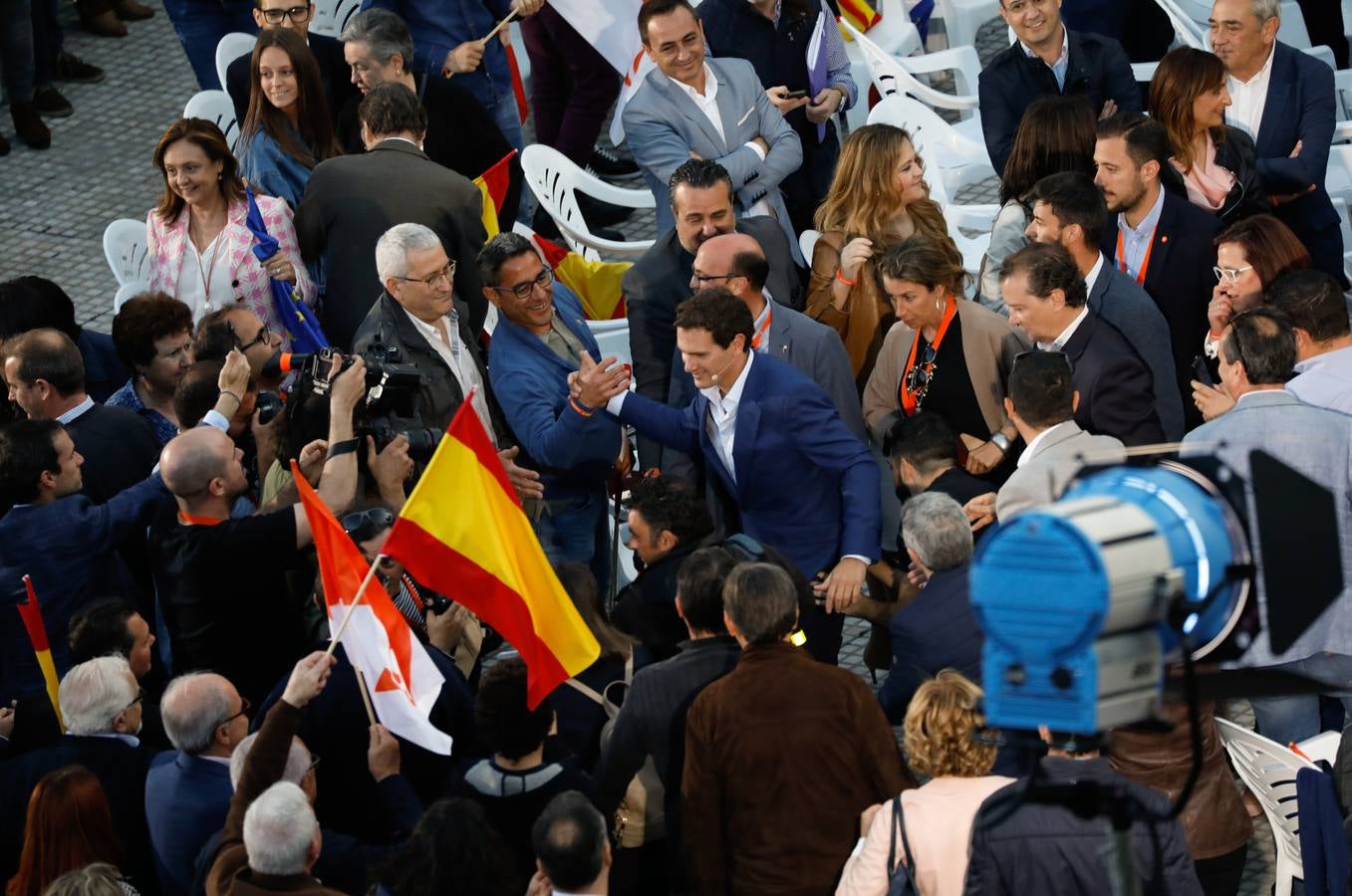 El candidato de Ciudadanos a la presidencia del Gobierno protagoniza un acto en la plaza de Europa, acompañado de Miguel Garaulet, Isabel Franco y Edmundo Bal