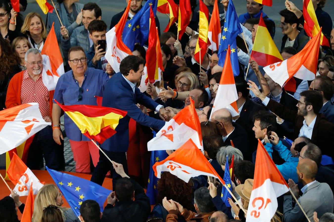 El candidato de Ciudadanos a la presidencia del Gobierno protagoniza un acto en la plaza de Europa, acompañado de Miguel Garaulet, Isabel Franco y Edmundo Bal