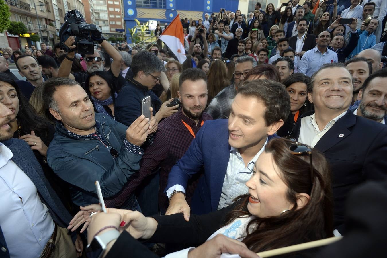 El candidato de Ciudadanos a la presidencia del Gobierno protagoniza un acto en la plaza de Europa, acompañado de Miguel Garaulet, Isabel Franco y Edmundo Bal