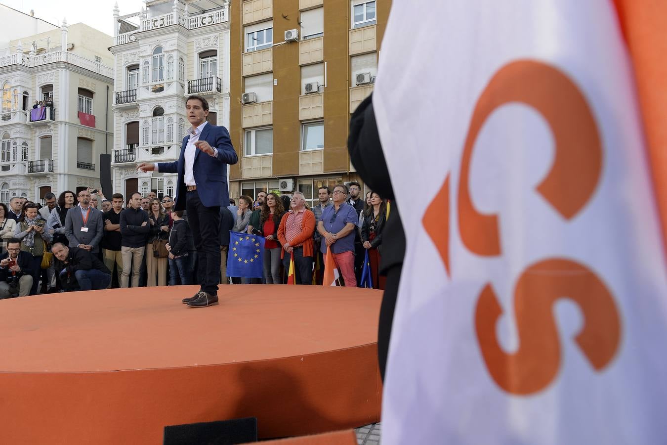 El candidato de Ciudadanos a la presidencia del Gobierno protagoniza un acto en la plaza de Europa, acompañado de Miguel Garaulet, Isabel Franco y Edmundo Bal