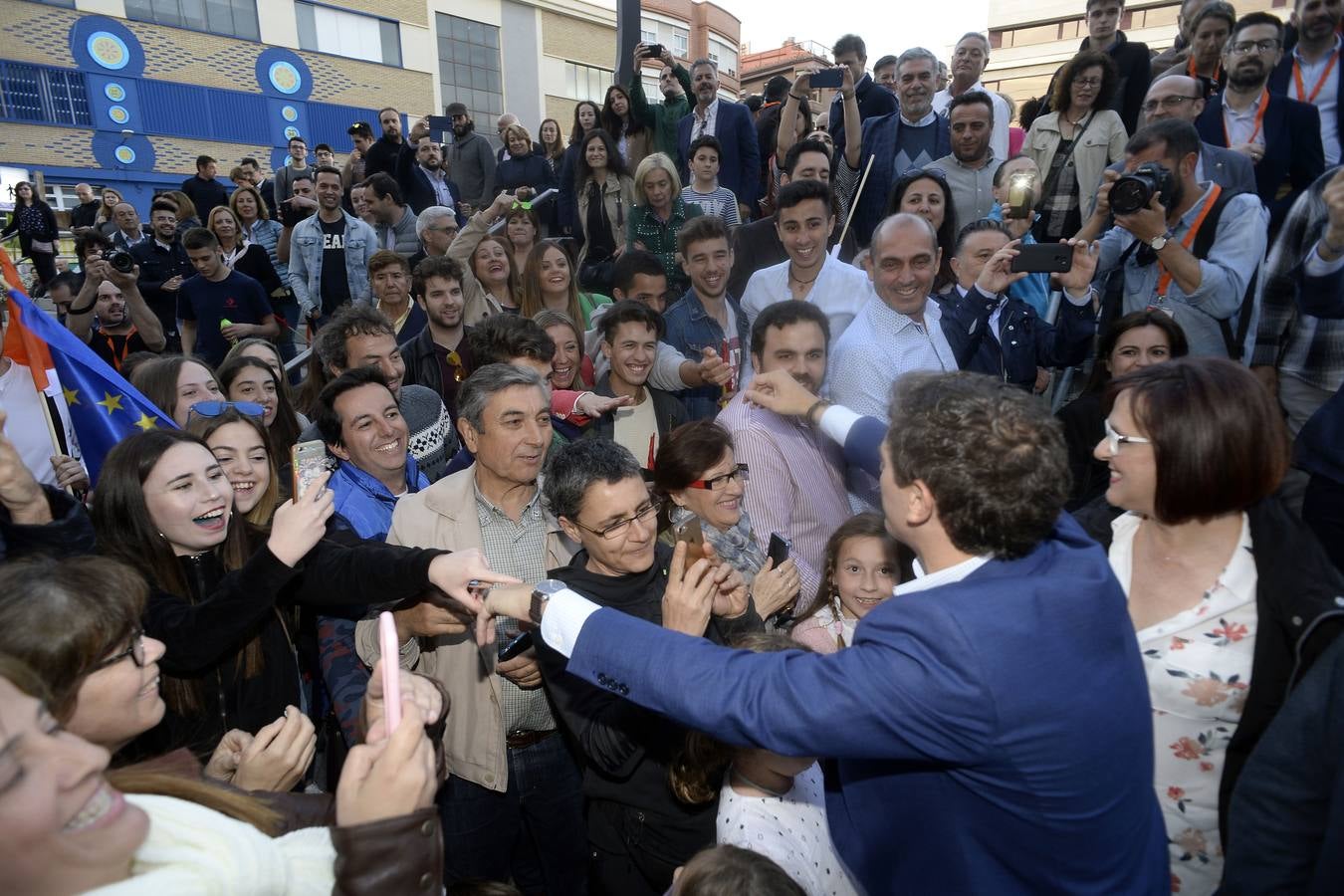 El candidato de Ciudadanos a la presidencia del Gobierno protagoniza un acto en la plaza de Europa, acompañado de Miguel Garaulet, Isabel Franco y Edmundo Bal