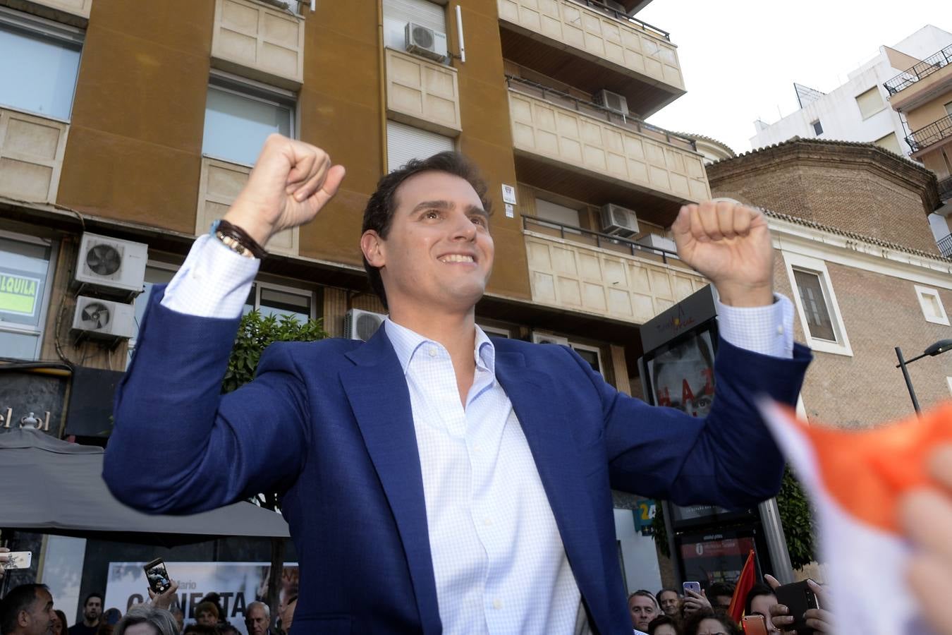 El candidato de Ciudadanos a la presidencia del Gobierno protagoniza un acto en la plaza de Europa, acompañado de Miguel Garaulet, Isabel Franco y Edmundo Bal