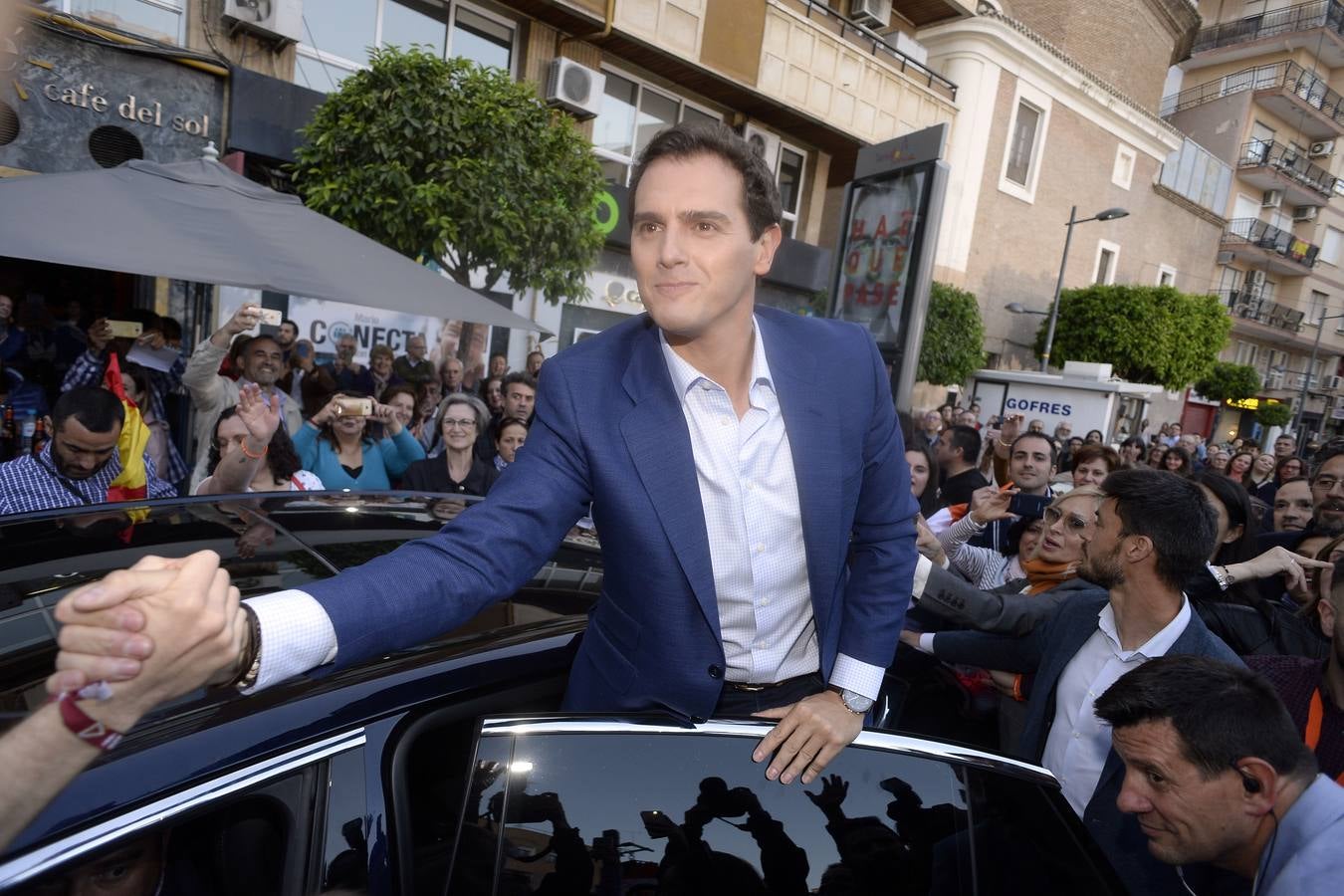 El candidato de Ciudadanos a la presidencia del Gobierno protagoniza un acto en la plaza de Europa, acompañado de Miguel Garaulet, Isabel Franco y Edmundo Bal