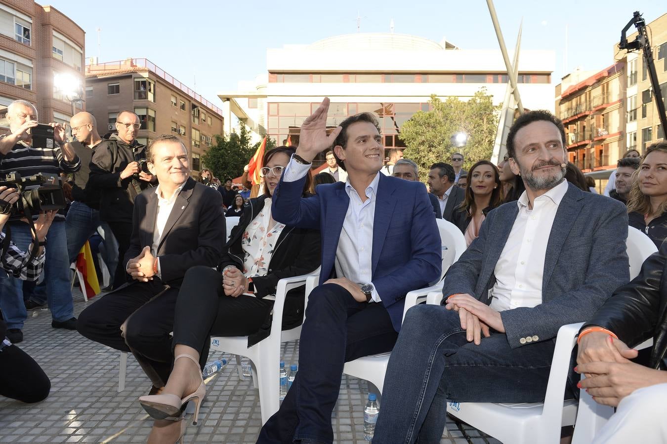 El candidato de Ciudadanos a la presidencia del Gobierno protagoniza un acto en la plaza de Europa, acompañado de Miguel Garaulet, Isabel Franco y Edmundo Bal