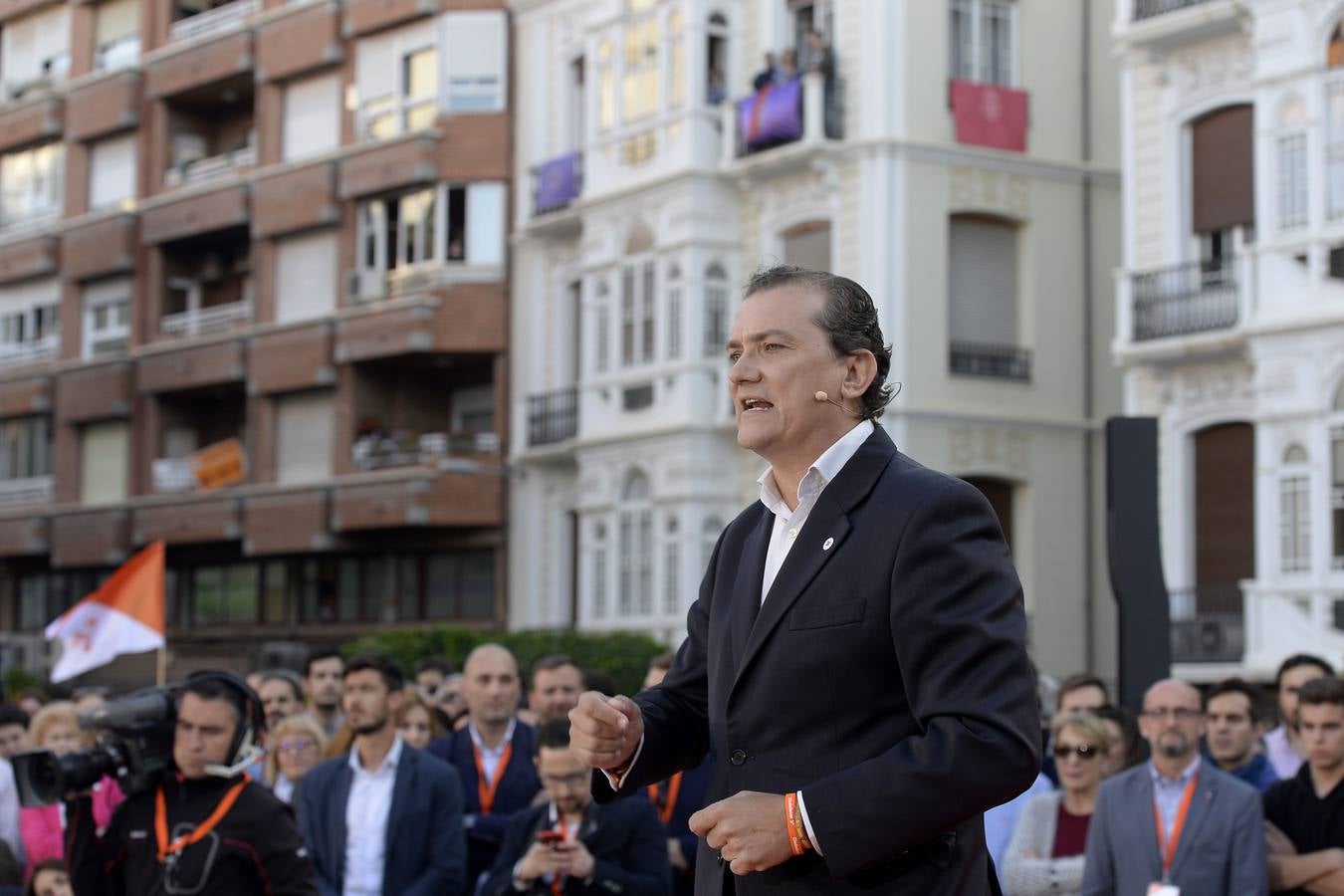 El candidato de Ciudadanos a la presidencia del Gobierno protagoniza un acto en la plaza de Europa, acompañado de Miguel Garaulet, Isabel Franco y Edmundo Bal