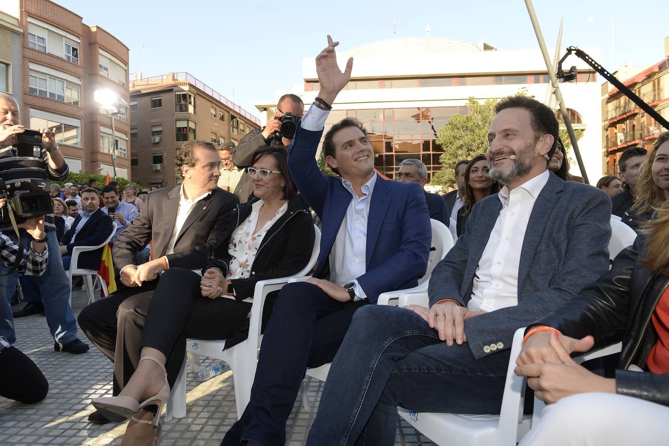 El candidato de Ciudadanos a la presidencia del Gobierno protagoniza un acto en la plaza de Europa, acompañado de Miguel Garaulet, Isabel Franco y Edmundo Bal