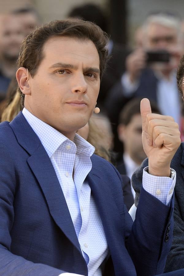 El candidato de Ciudadanos a la presidencia del Gobierno protagoniza un acto en la plaza de Europa, acompañado de Miguel Garaulet, Isabel Franco y Edmundo Bal