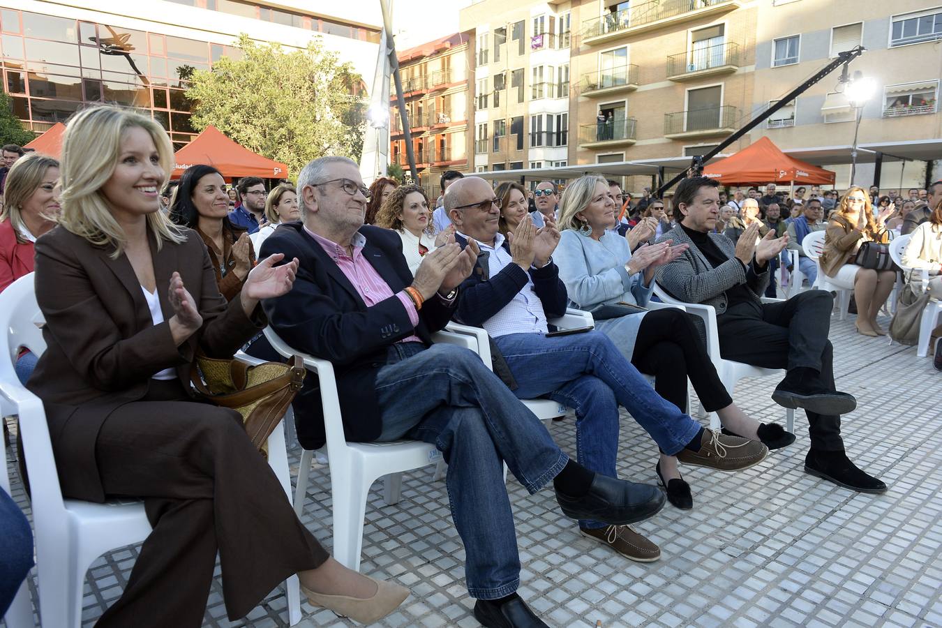 El candidato de Ciudadanos a la presidencia del Gobierno protagoniza un acto en la plaza de Europa, acompañado de Miguel Garaulet, Isabel Franco y Edmundo Bal