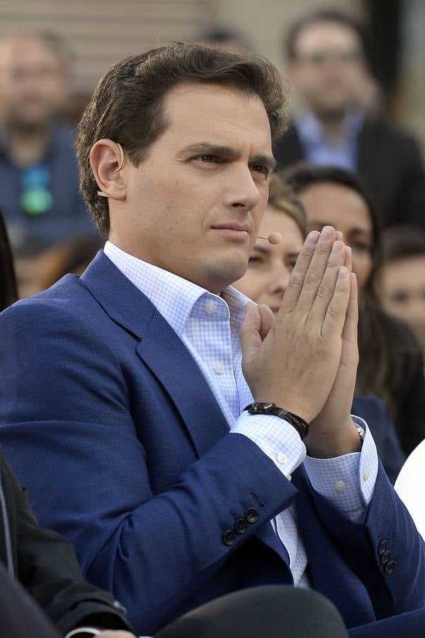 El candidato de Ciudadanos a la presidencia del Gobierno protagoniza un acto en la plaza de Europa, acompañado de Miguel Garaulet, Isabel Franco y Edmundo Bal