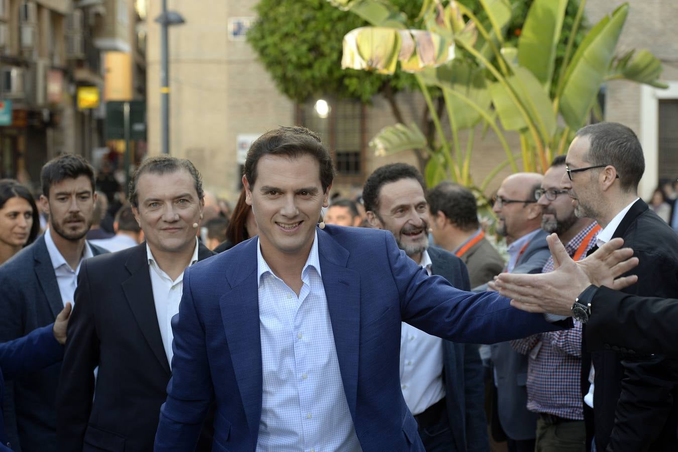 El candidato de Ciudadanos a la presidencia del Gobierno protagoniza un acto en la plaza de Europa, acompañado de Miguel Garaulet, Isabel Franco y Edmundo Bal