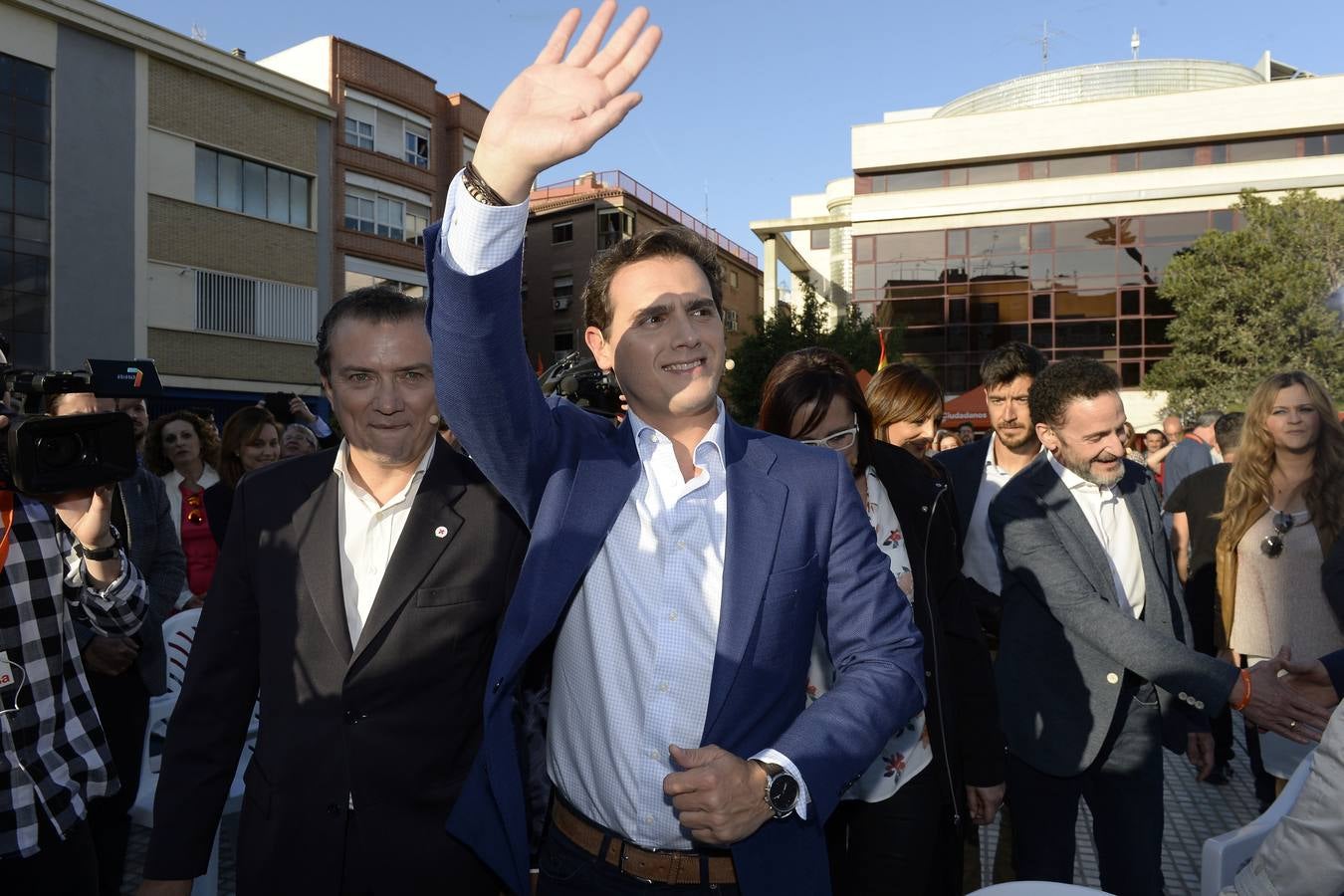 El candidato de Ciudadanos a la presidencia del Gobierno protagoniza un acto en la plaza de Europa, acompañado de Miguel Garaulet, Isabel Franco y Edmundo Bal