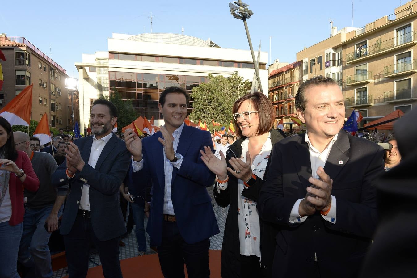 El candidato de Ciudadanos a la presidencia del Gobierno protagoniza un acto en la plaza de Europa, acompañado de Miguel Garaulet, Isabel Franco y Edmundo Bal