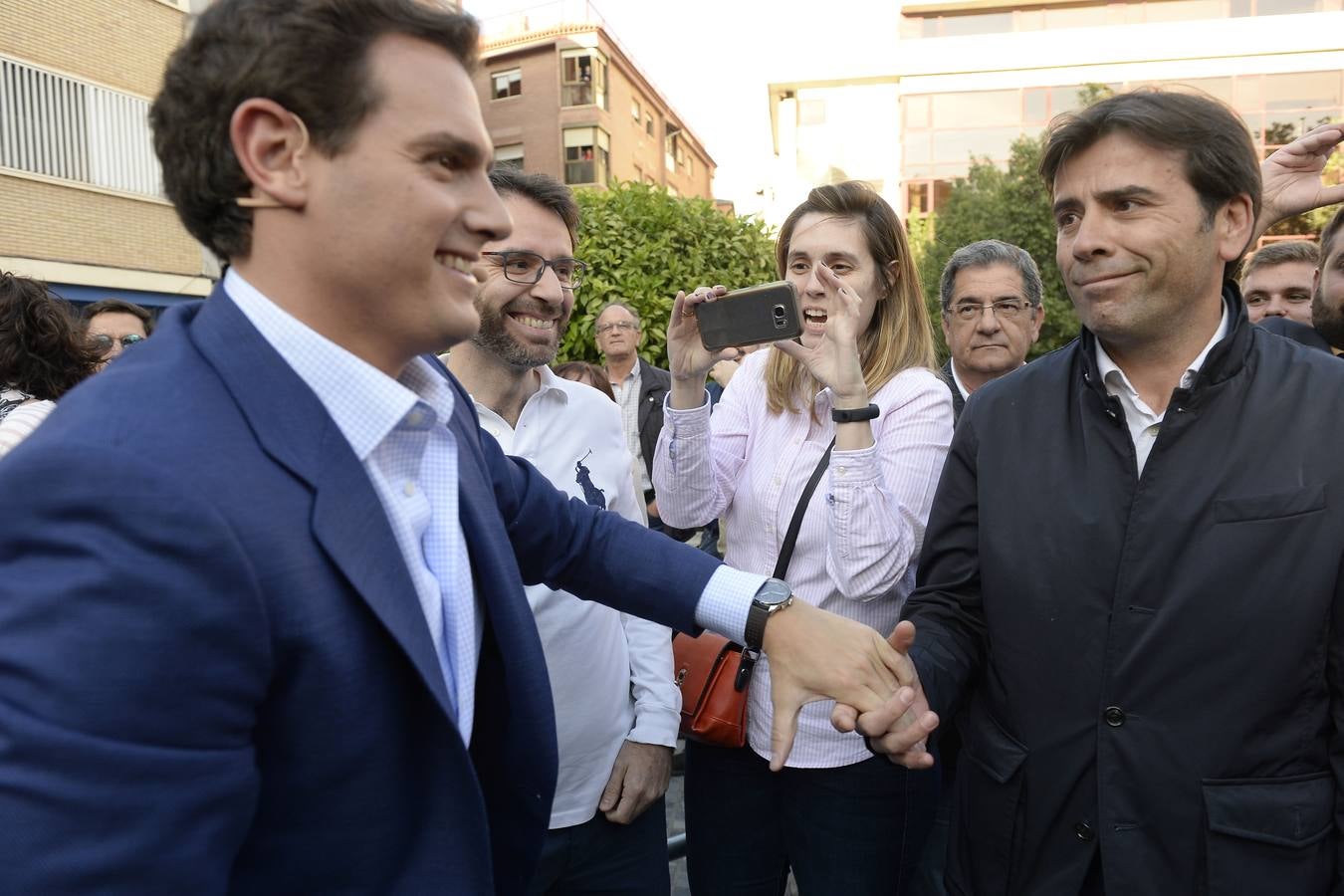 El candidato de Ciudadanos a la presidencia del Gobierno protagoniza un acto en la plaza de Europa, acompañado de Miguel Garaulet, Isabel Franco y Edmundo Bal