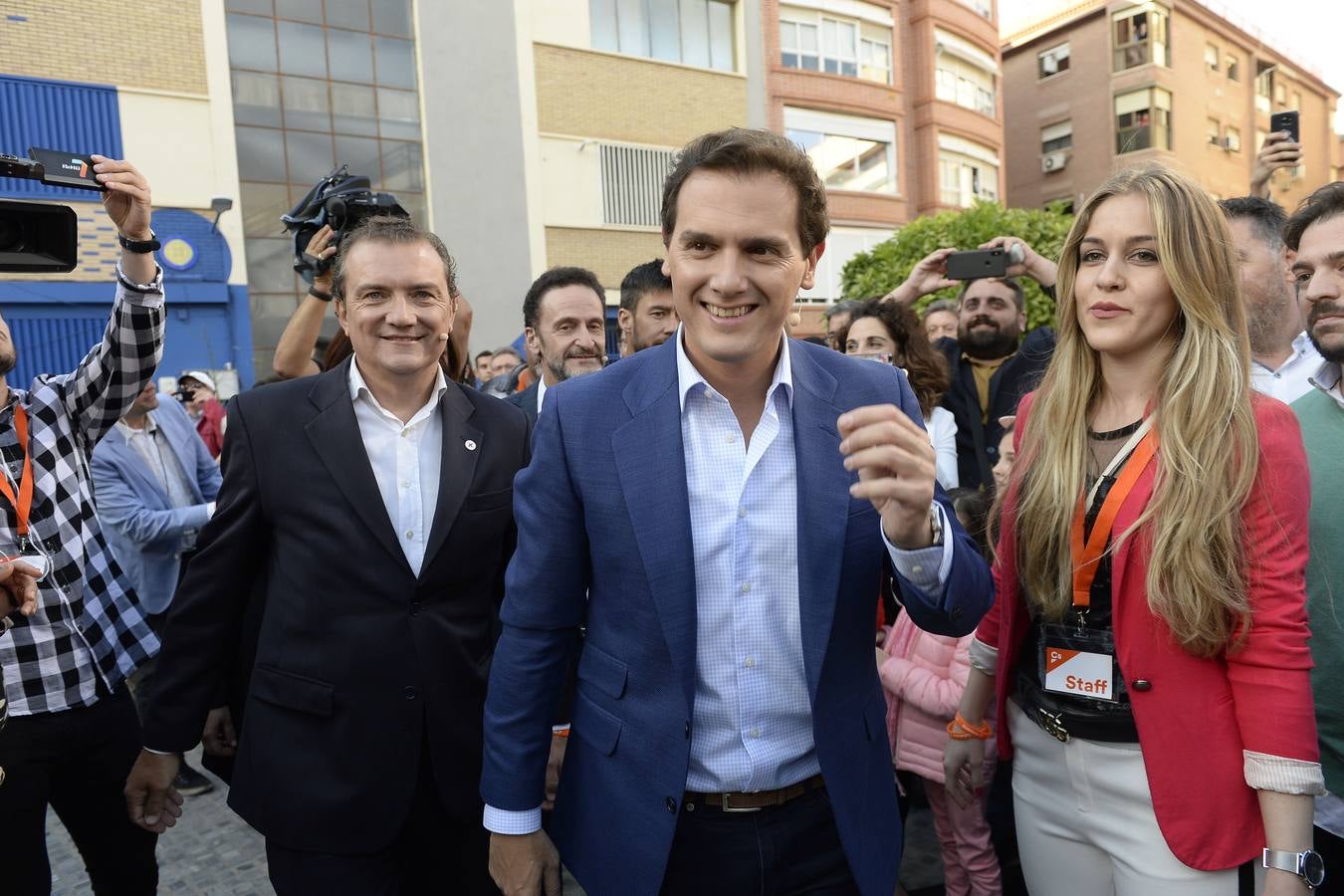 El candidato de Ciudadanos a la presidencia del Gobierno protagoniza un acto en la plaza de Europa, acompañado de Miguel Garaulet, Isabel Franco y Edmundo Bal