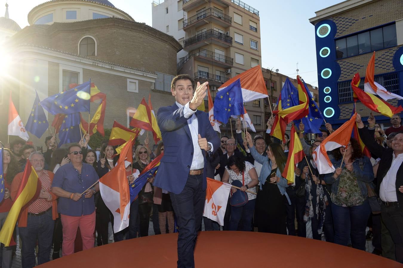 El candidato de Ciudadanos a la presidencia del Gobierno protagoniza un acto en la plaza de Europa, acompañado de Miguel Garaulet, Isabel Franco y Edmundo Bal