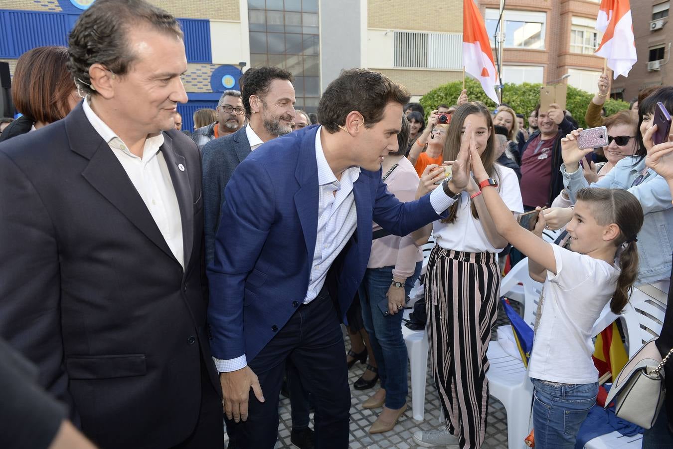 El candidato de Ciudadanos a la presidencia del Gobierno protagoniza un acto en la plaza de Europa, acompañado de Miguel Garaulet, Isabel Franco y Edmundo Bal