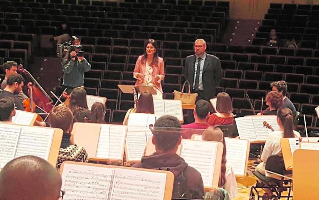 Los músicos de la Orquesta de Jóvenes reciben la visita de Miriam Guardiola, ayer, en el Auditorio. 