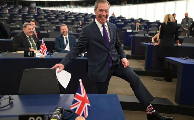 Farage lleva los colores de la bandera en los calcetines.