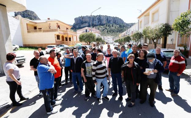 Un grupo de vecinos hablan sobre los problemas de Benizar, este martes.