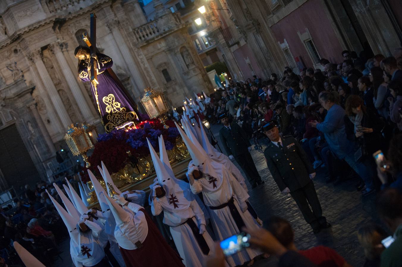 El Cristo de la Salud y el Señor del Rescate inundan de fervor el itinerario más nazareno.