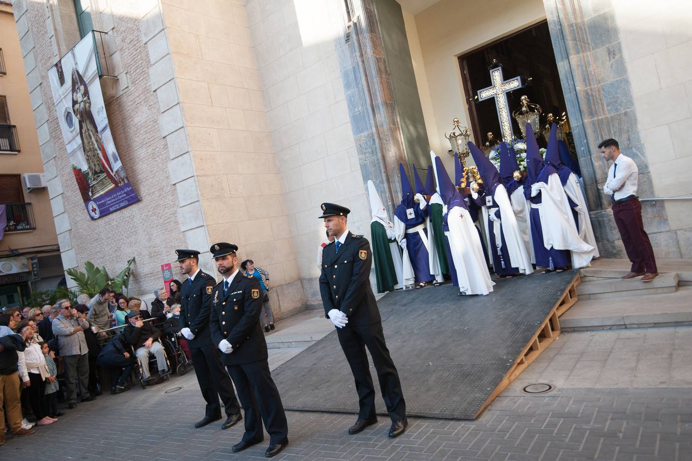 El Cristo de la Salud y el Señor del Rescate inundan de fervor el itinerario más nazareno.