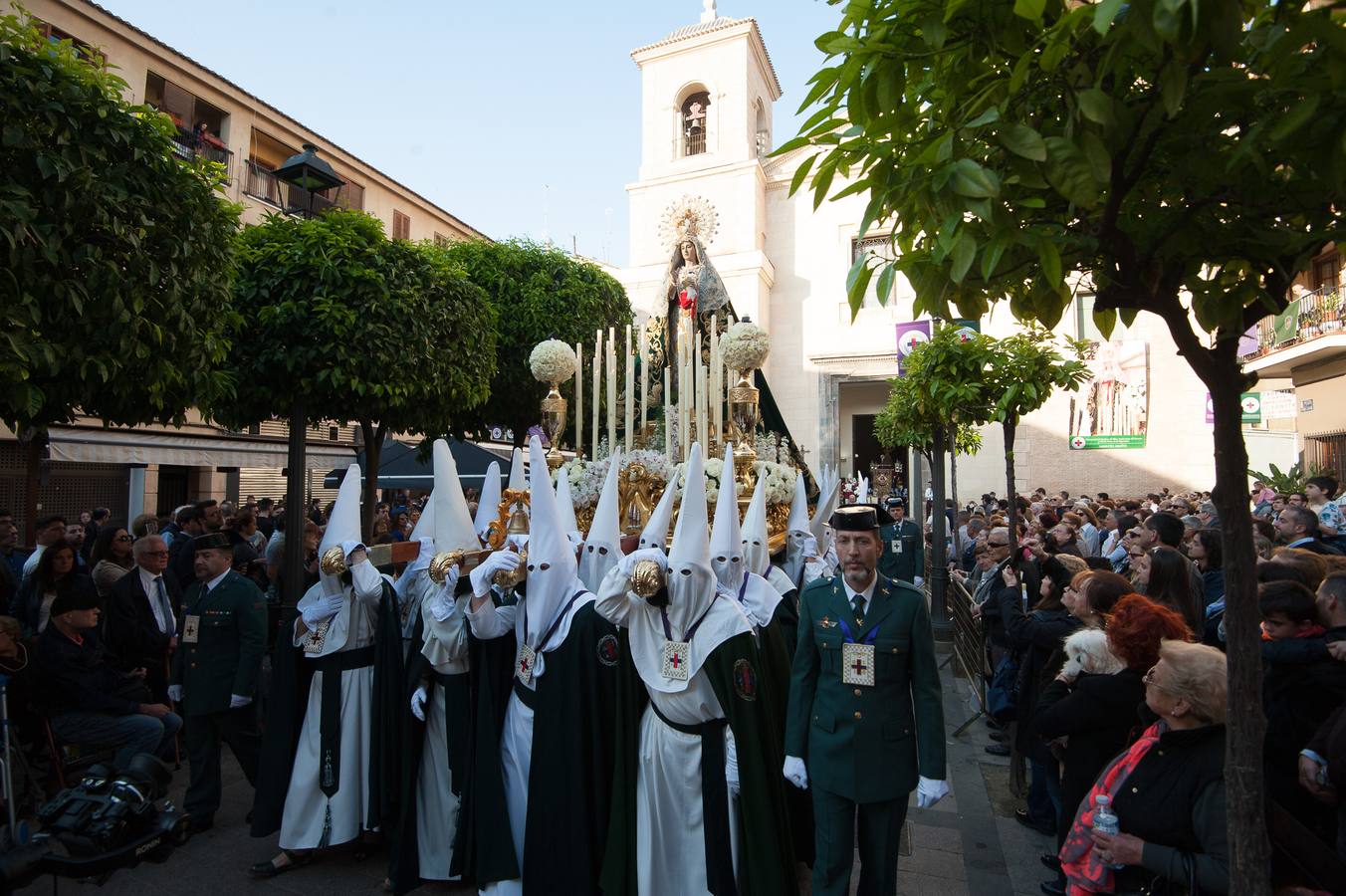 El Cristo de la Salud y el Señor del Rescate inundan de fervor el itinerario más nazareno.