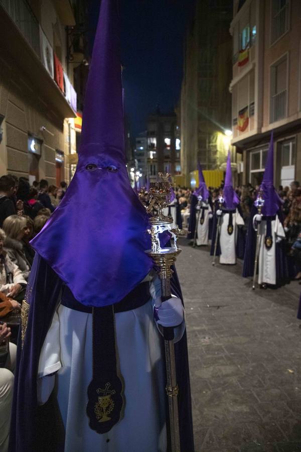 Miles de nazarenos y de promesas expresan su fervor por la Virgen en una noche con el centro de Cartagena a reventar