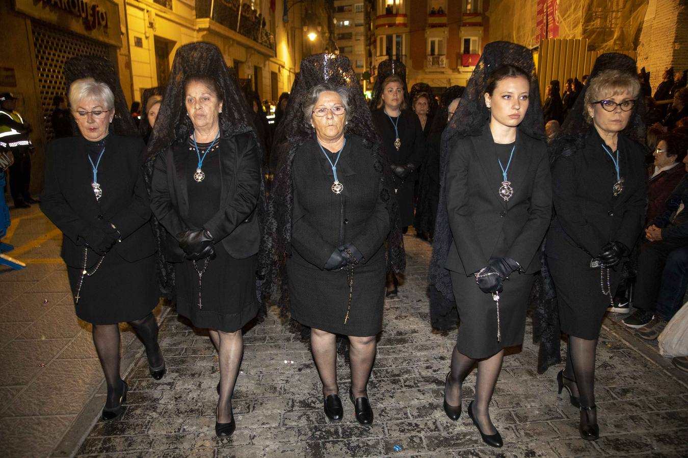 Miles de nazarenos y de promesas expresan su fervor por la Virgen en una noche con el centro de Cartagena a reventar