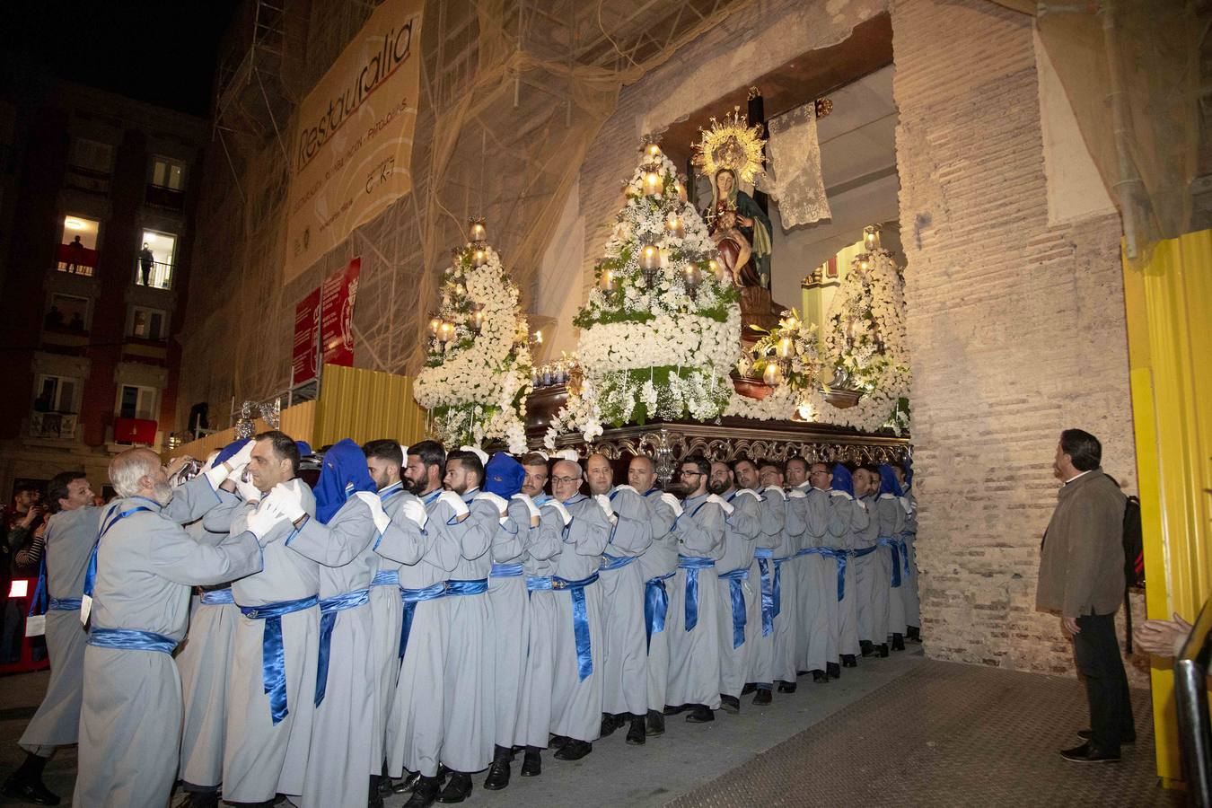 Miles de nazarenos y de promesas expresan su fervor por la Virgen en una noche con el centro de Cartagena a reventar