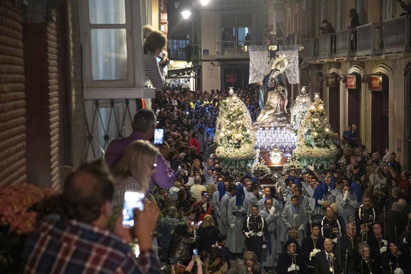 Miles de nazarenos y de promesas expresan su fervor por la Virgen en una noche con el centro de Cartagena a reventar