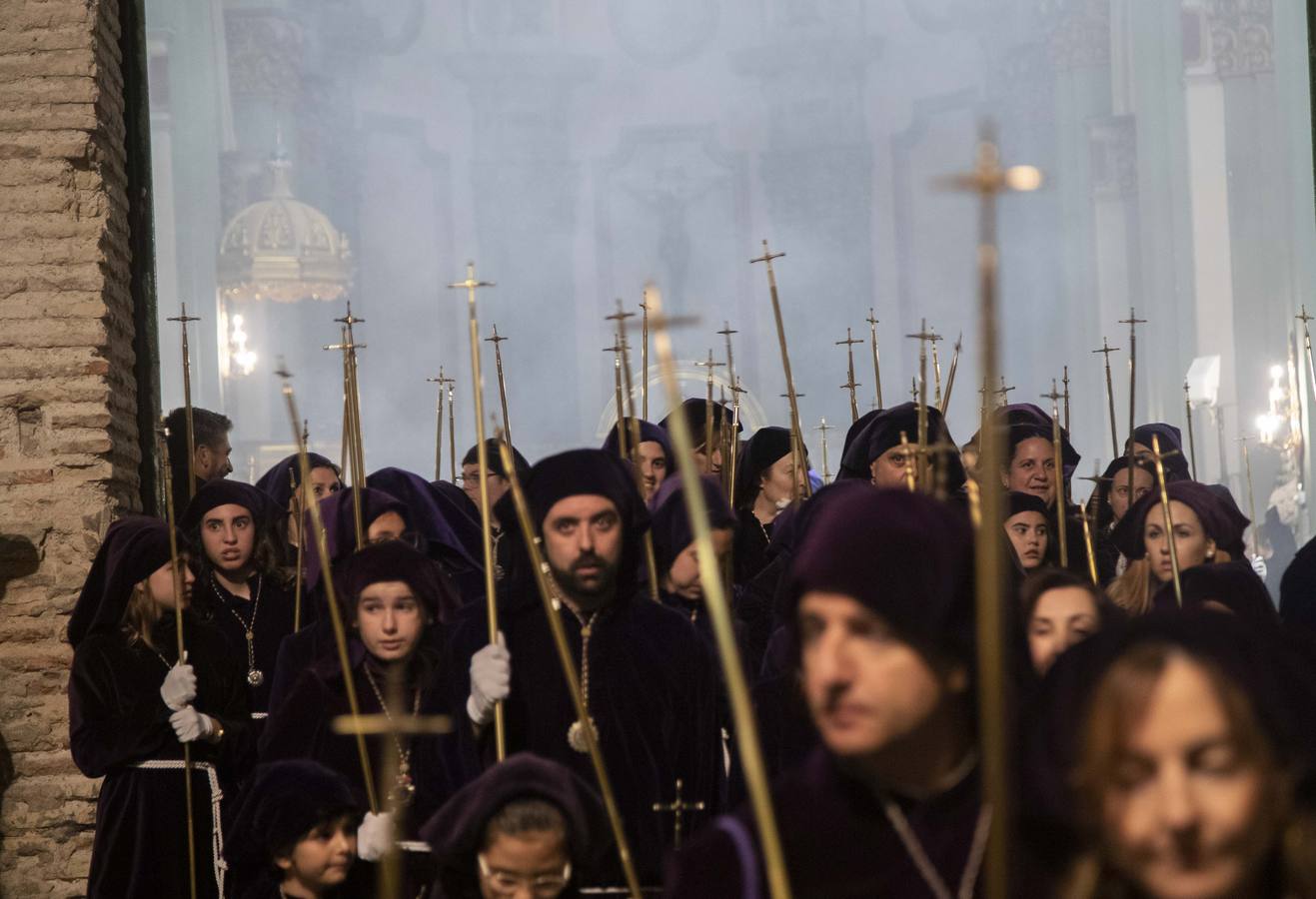 Miles de nazarenos y de promesas expresan su fervor por la Virgen en una noche con el centro de Cartagena a reventar