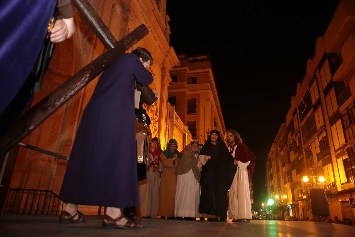 Miles de personas asistieron en Lorca al vía crucis del Paso Morado, con medio centenar de figurantes, desde San Francisco al Calvario