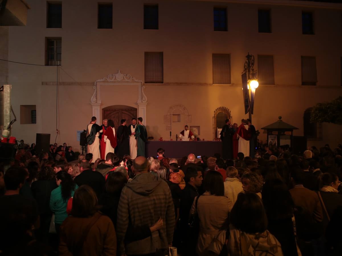 Miles de personas asistieron en Lorca al vía crucis del Paso Morado, con medio centenar de figurantes, desde San Francisco al Calvario
