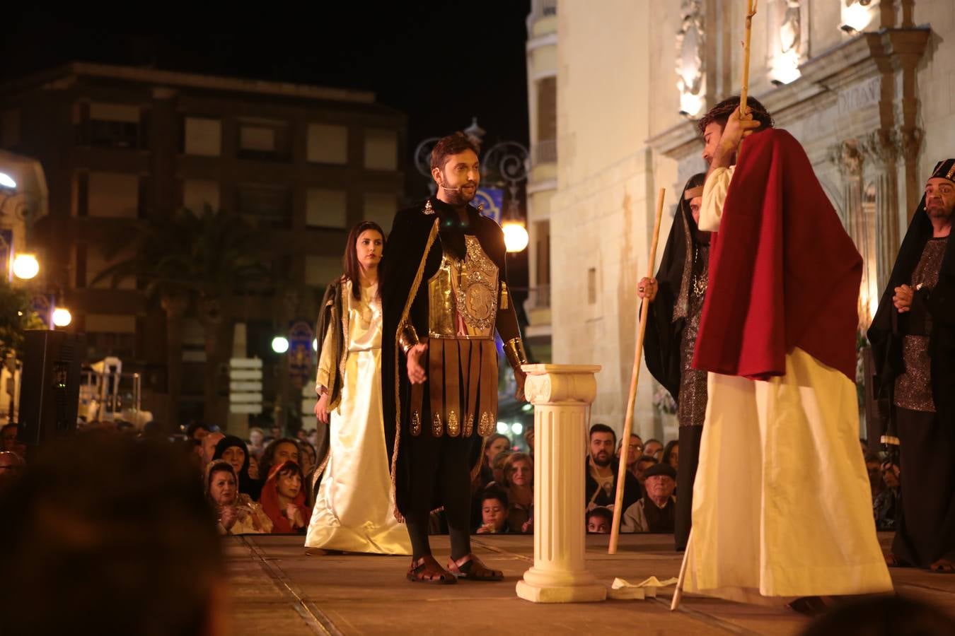 Miles de personas asistieron en Lorca al vía crucis del Paso Morado, con medio centenar de figurantes, desde San Francisco al Calvario