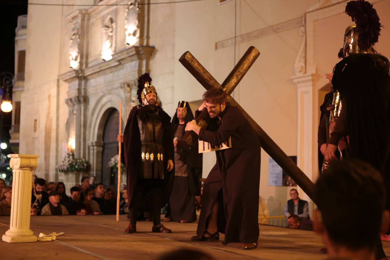 Miles de personas asistieron en Lorca al vía crucis del Paso Morado, con medio centenar de figurantes, desde San Francisco al Calvario
