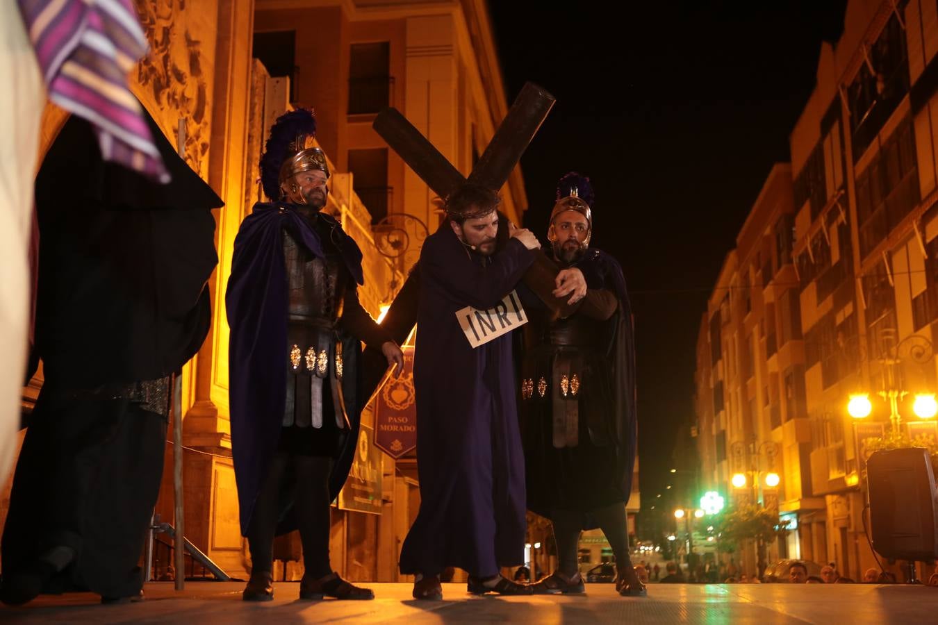 Miles de personas asistieron en Lorca al vía crucis del Paso Morado, con medio centenar de figurantes, desde San Francisco al Calvario